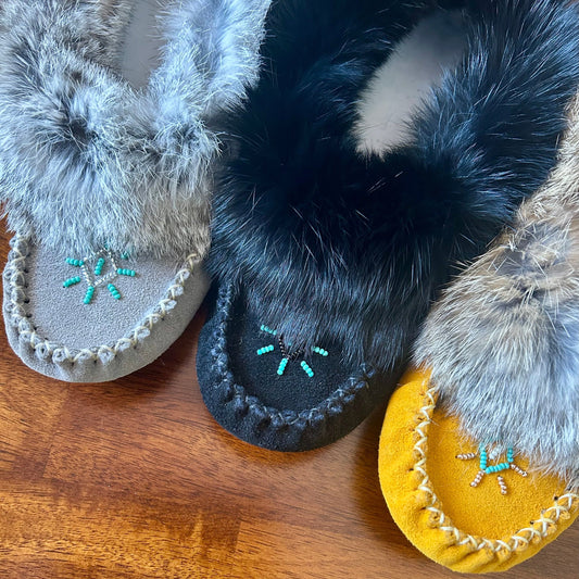 Indigenous Moccasins with Rabbit Fur: A Touch of Heritage and Unrivalled Comfort