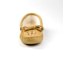 Load image into Gallery viewer, Women&#39;s Tecumseh Canada Deer Tan Moosehide Moccasins With Hand Sewn Beaded Vamp
