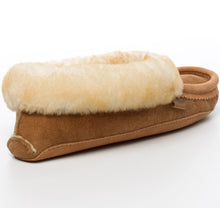 Load image into Gallery viewer, Women&#39;s Tecumseh Canada Sheepskin Moccasins In Mocha Suede
