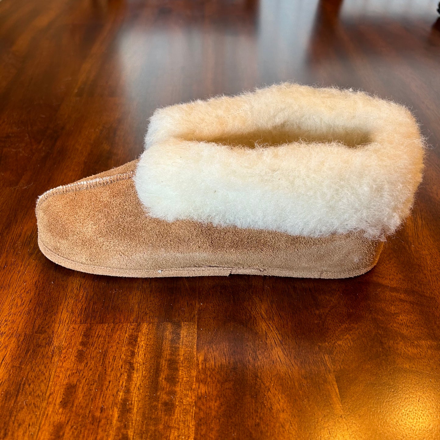 Women's Laurentian Chief Sheepskin Slipper with Wool Collar and Lining