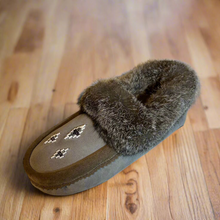 Load image into Gallery viewer, grey sheepskin slippers with bead and fur 
